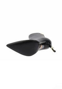 Stivale alla caviglia nero con punta a forma di stiletto, suola elegante e dettagli decorativi in oro sulla tomaia e sul tallone.