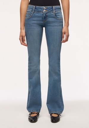 Terranova, PANTALONE JEANS LUNGO TINTA UNITA - Jeans a zampa - blu denim medio