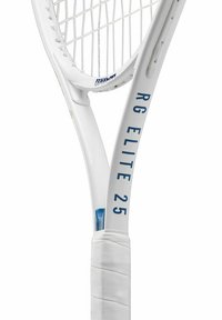 Witte tennisracket met blauwe accenten, voorzien van een gestructureerd handvat, een open snarenpatroon en gemarkeerd met "RG ELITE 25" nabij de schacht.