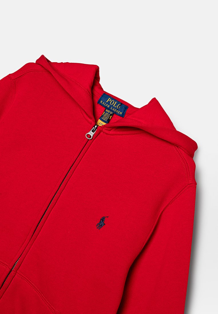 Felpa rossa con zip realizzata in cotone, dotata di tasca a marsupio, cappuccio regolabile e piccolo logo navy sul lato sinistro del petto.