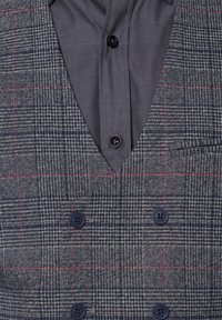 Navy w kratę dwurzędowa kamizelka z teksturowanym materiałem; wyposażona w kontrastowe ciemne guziki i szary podkoszulek z kołnierzykiem.