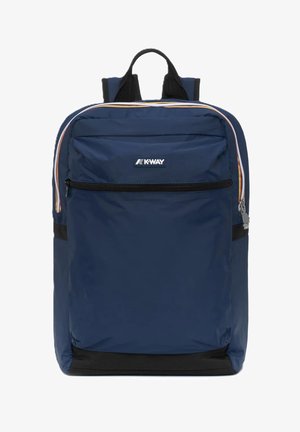 Zaino K-Way blu navy con tasca frontale con cerniera, base nera, spallacci imbottiti e manico superiore per il trasporto.