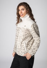 Fleecejacke mit Leopardenmuster in Beige und Hellbraun, ausgestattet mit hohem Kragen, Reißverschluss und Seitentaschen.