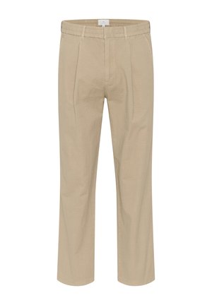 Pantalones beige con pliegues, hechos de un tejido texturizado, que presentan un corte relajado y una cintura elástica, diseñados sin bolsillos.
