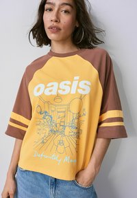 Next OFFICIAL LICENSE RAGLAN ELBOW BLOCK GRAPHIC - Langærmet T-shirt - yellow brown