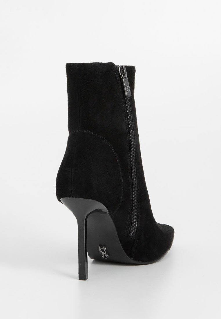 Schwarze Wildleder-Ankle-Boots mit spitzer Zehenpartie, hohem Stiletto-Absatz und seitlichem Reißverschluss. Verfügt über eine glatte Textur und ein minimalistisches Design.