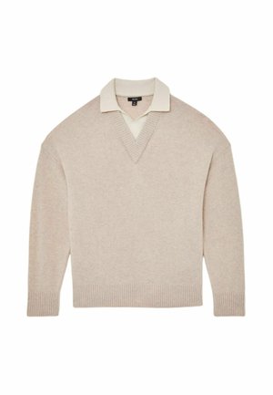 Béžový pletený sveter s výstrihom do V, vrstvený cez svetlom krémovú košeľu s golierom, s rebrovanými manžetami a lemom, zobrazený na bielom pozadí.