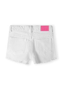 Pantalones cortos de mezclilla blanca con un dobladillo deshilachado, que cuentan con dos bolsillos traseros y una etiqueta rosa con el nombre de la marca.