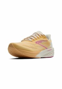 Scarpa da corsa realizzata in tessuto traspirante di un giallo chiaro con dettagli rosa, dotata di una suola imbottita e di una suola in gomma testurizzata per migliorare la trazione.