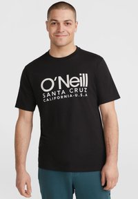 Camiseta de algodón negra con un gran dise�ño gráfico blanco que incluye el texto "O'Neill Santa Cruz California-U.S.A." en el pecho, cuello redondo y mangas cortas.