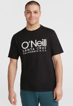 Sort bomulds t-shirt med et stort hvidt grafisk print med teksten "O'Neill Santa Cruz California-U.S.A." tværs over brystet, rund hals, korte ærmer.