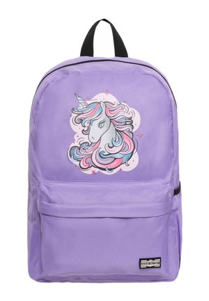 Lavendelfarvet rygsæk med en forlomme, med et farverigt enhjørningehoved med flydende pink og blå manke på hovedrum.