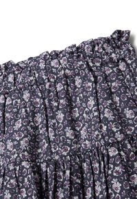 Vestido floral con fondo azul marino oscuro, adornado con flores moradas y blancas, con parte superior elástica fruncida y diseño de volantes en capas.