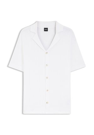 Chemise blanche à manches courtes avec col camp et cinq boutons, portant la marque BOSS sur l'étiquette intérieure.