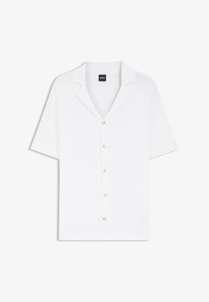 Chemise blanche à manches courtes avec col camp et cinq boutons, portant la marque BOSS sur l'étiquette intérieure.