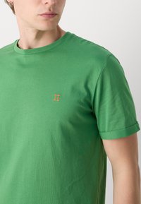 Les Deux NØRREGAARD SEASONAL - Paprasti marškinėliai - vintage green/orange