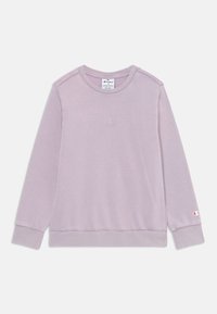 Sweatshirt lilas à manches longues, col rond, avec des poignets et un ourlet côtelés, présentant un logo brodé sur la poitrine et une étiquette de logo sur la manche.