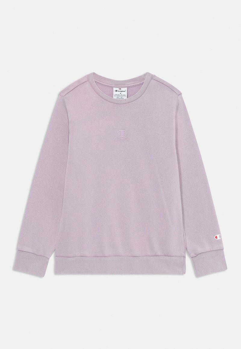 Sweatshirt lilas à manches longues, col rond, avec des poignets et un ourlet côtelés, présentant un logo brodé sur la poitrine et une étiquette de logo sur la manche.
