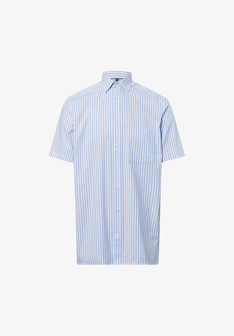 Chemise à manches courtes bleu clair avec des rayures verticales blanches, dotée d'un col pointu et d'une poche poitrine unique. Texture de tissu lisse.