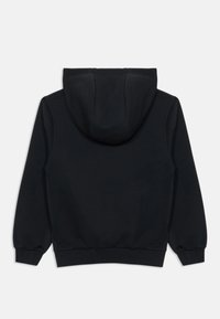 Sweatshirt preto com bolso canguru, punhos e bainha canelados. Apresenta um capuz com cordão e uma textura de tecido lisa e suave.