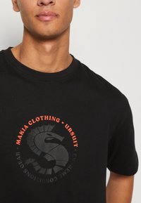 Makia URSUIT - Trükipildiga T-särk - black