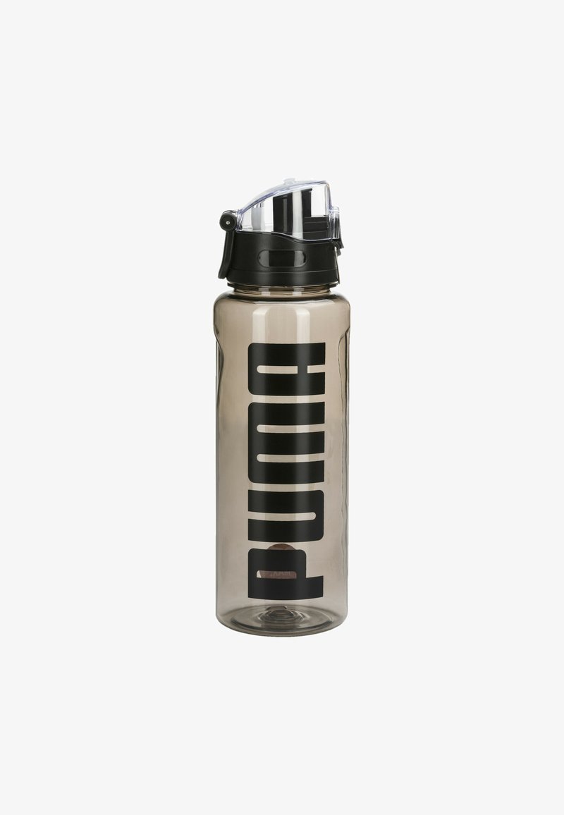 Bottiglia d'acqua in plastica trasparente con un coperchio a flip nero. Presenta un grande logo nero "PUMA" sul lato. Texture liscia, forma cilindrica.