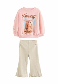Rosa sweatshirt med "Howdy Barbie" grafik och uppvikta ärmar, parat med beige ribbade utsvängda byxor med en liten "Barbie"-logotyp.