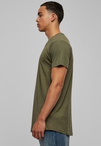 Maslinasto zeleni pamučni T-shirt s kratkim rukavima i ravnim krojem, s okruglim izrezom i glatkom teksturom.