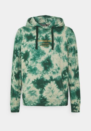 Sudadera verde con efecto tie-dye, de corte relajado, con capucha ajustable mediante cordón, bolsillo frontal y texto naranja en contraste en el pecho. Textura de tela suave.