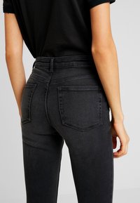 Pieces Vaqueros pitillo - black