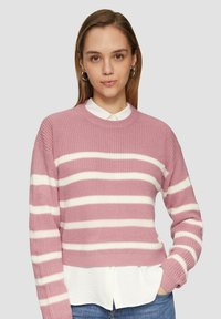 Rosa und weiße gestreifte gestrickte Sweatshirt mit Rundhalsausschnitt und langen Ärmeln, über einem weißen Hemd mit Kragen getragen, lässige Passform.