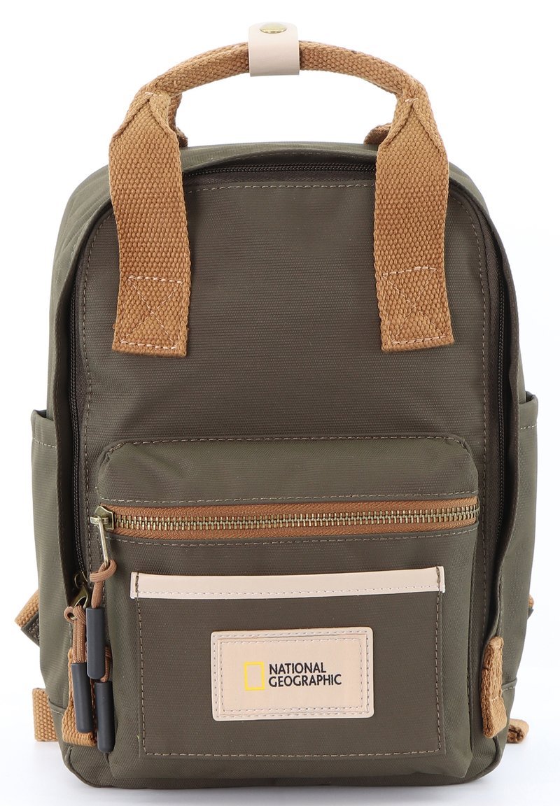 Zaino verde oliva realizzato in tessuto resistente, con dettagli beige, una tasca frontale con zip e un logo National Geographic su una toppa beige.