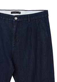 Hosen aus navyblauem Denim mit glatter Textur, ausgestattet mit einem Frontknopfverschluss, Gürtelschlaufen und Seitentaschen. Markenetikett sichtbar.