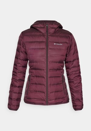 Burgundi színű puffajacket kapucnival, cipzáras elülső résszel és oldalsó zsebekkel. Tűzött mintázattal és kontrasztos textúrával a varrások mentén.