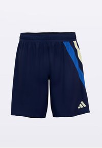 Σκούρο μπλε αθλητικό σορτς με ελαστική μέση, διακοσμημένο με μπλε και κρεμ διαγώνιες ρίγες και ένα μικρό λευκό λογότυπο στο κάτω δεξί μέρος.