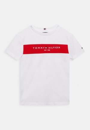T-shirt blanc à manches courtes avec une bande rouge horizontale sur la poitrine comportant le texte et le logo « Tommy Hilfiger Est. 1985 ».