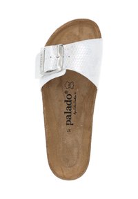 Sandale blanche avec une sangle texturée, une boucle métallique et une semelle intérieure en faux daim marron. Présente la marque 'palado' sur le coussin de pied.
