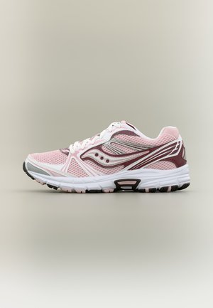 Chaussure de course athlétique rose et blanche avec tige en mesh, lacets blancs et logo bordeaux sur le côté, sur un fond neutre clair.
