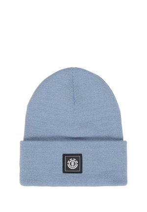 Jasnoniebieska dziergana czapka typu beanie z podwiniętym mankietem, zdobiona czarną kwadratową naszywką z białym, okrągłym logo drzewa.