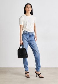 Calvin Klein MUST TOP HANDLE MONO - Handtas - black