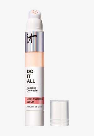 Korektor w sztyfcie z końcówką aplikatora gąbkowego, oznaczony "Do It All Radiant Concealer + Multivitamin Serum", obok przezroczysta plastikowa nasadka.
