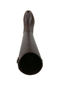 Stivale marrone in pelle fino al ginocchio con finitura testurizzata, punta arrotondata e dettaglio fibbia laterale. Internamente è aperto con una fodera liscia.