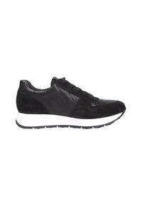 Sneaker nera con una combinazione di materiali in pelle e suede, punta rotonda e design con lacci. Presenta una suola intermedia bianca e una suola esterna nera testurizzata.