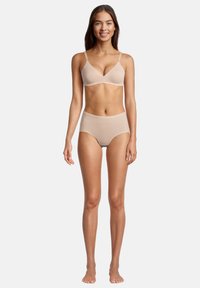 Set di reggiseno beige e mutandine a vita alta, realizzato in tessuto morbido. Il reggiseno presenta spalline regolabili e un design liscio. Nessun motivo o accessorio.
