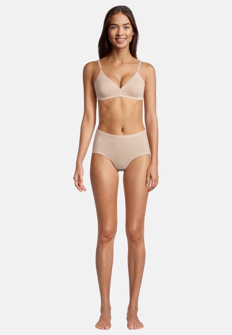 Set di reggiseno beige e mutandine a vita alta, realizzato in tessuto morbido. Il reggiseno presenta spalline regolabili e un design liscio. Nessun motivo o accessorio.