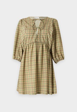 Robe à manches courtes en tartan vert avec des accents marron, dotée d'un col à nouer, d'un panneau smocké et d'une forme évasée pour un ajustement décontracté.