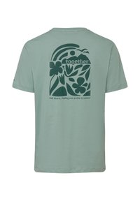 Maglietta verde chiaro con grafica a tema natura in verde scuro, fiori, arcobaleno, uccelli e testo "insieme" e "là fuori, a trovare nuovi sentieri nella natura."