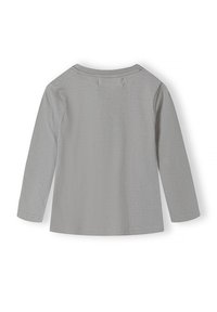 Grå langærmet skjorte lavet af blødt stof, med en rund halsudskæring, simpelt design og en lige pasform uden synlige mønstre.