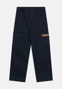 Námorné cargo nohavice s elastickým pásom, dvoma bočnými vreckami a oranžovým textom "TIMBERLAND" na ľavom stehne.