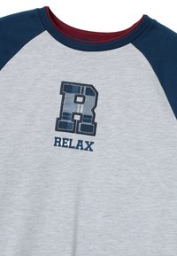 Grijze sweatshirt met marineblauwe raglanmouwen. Heeft een gestructureerde donkerblauwe "R" en de tekst "RELAX" in vette letters.